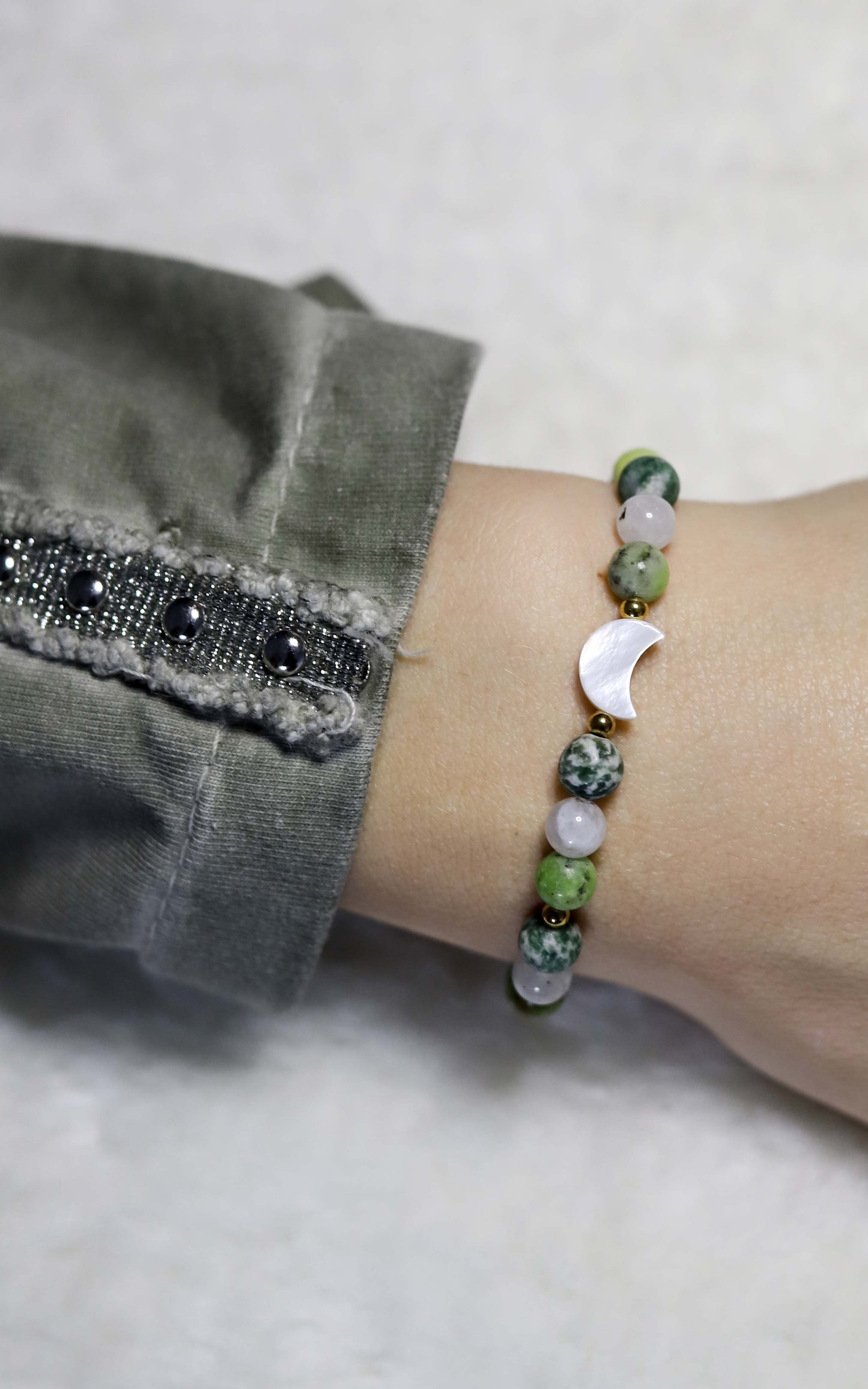 Bracelet positivité et bien être avec lune nacrée portée