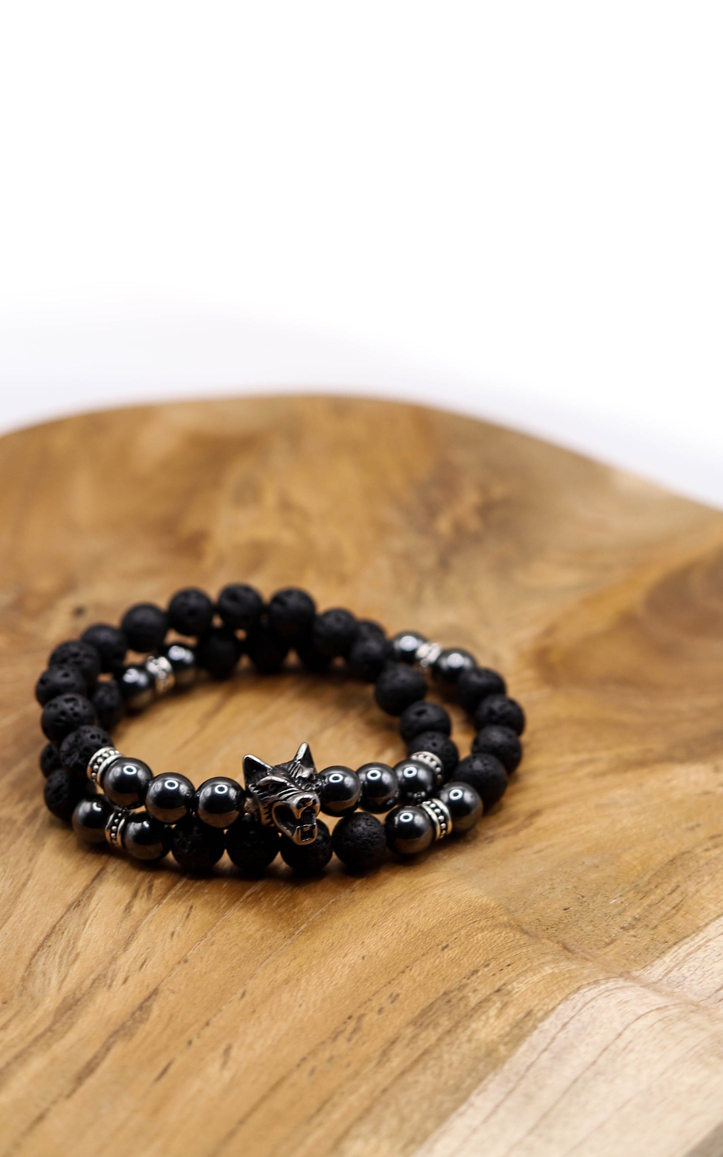 ensemble de bracelets loup hématite et lave sur bois