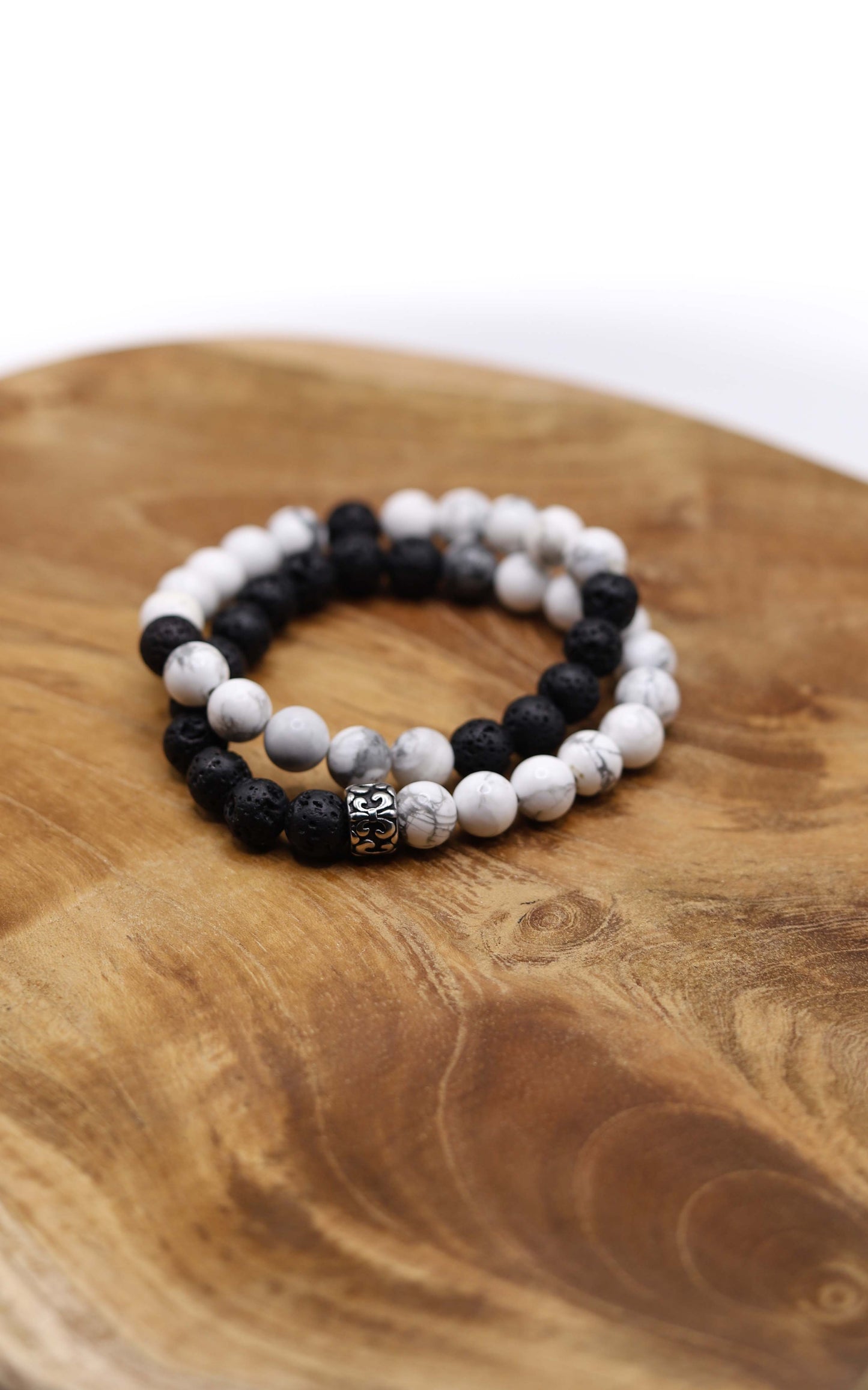 ensemble bracelets lys howlite et lave sur bois