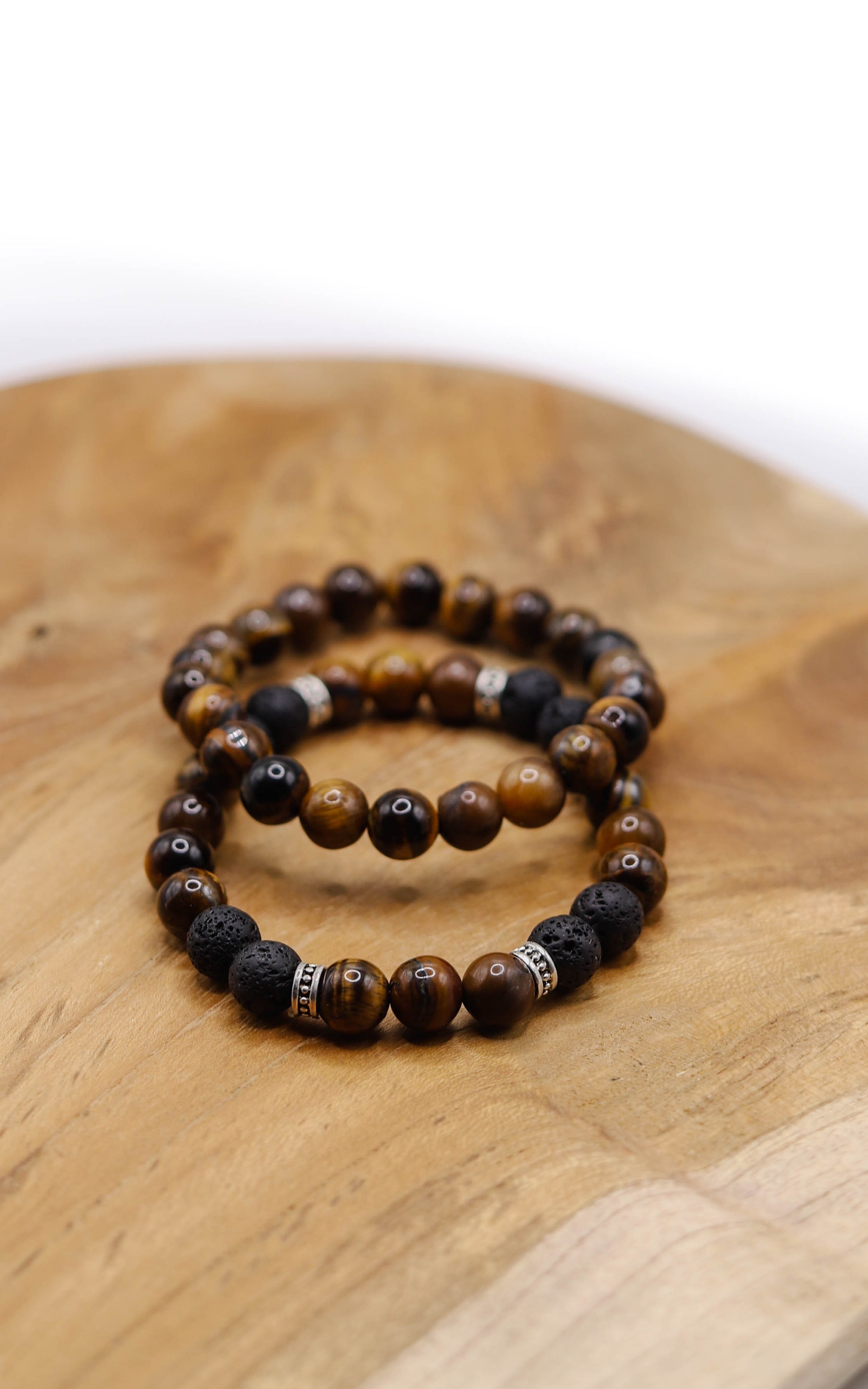 ensemble de bracelets oeil de tigre & pierre de lave sur bois