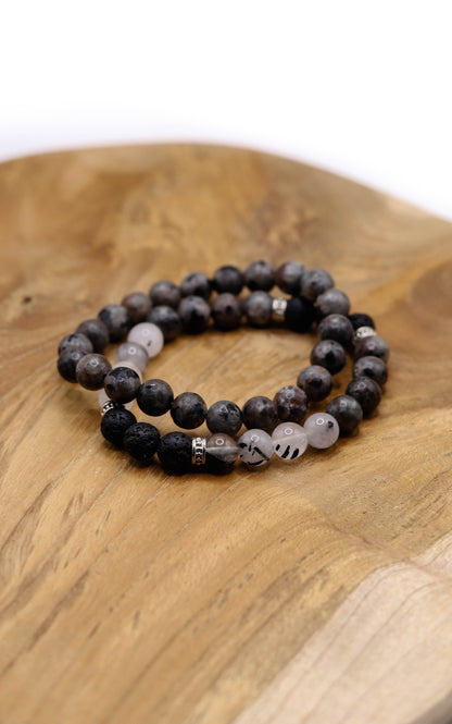 ensemble de bracelets yooperlite sur bois